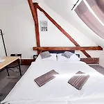 Utulny Podkrovni R4 V Praze 홈스테이